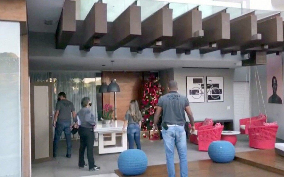 Policiais na casa do cantor Nego do Borel - Reprodução/TV Globo
