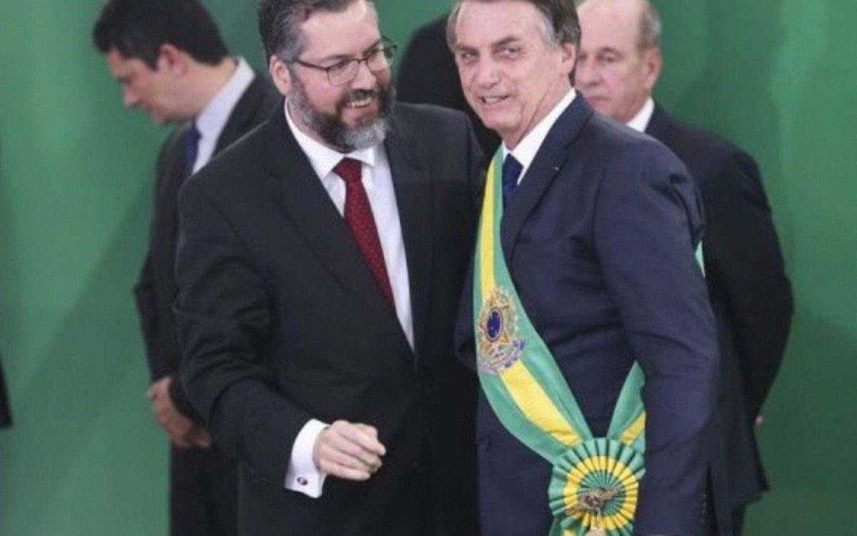 Bolsonaro e ministro das relações exteriores, Ernesto Araujo - Valter Campanato/ABr
