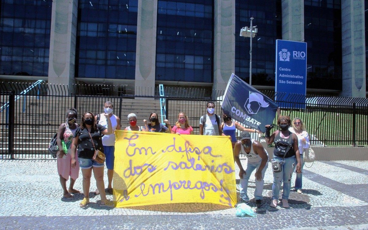 Ato de servidores terceirizados na porta da Prefeitura.