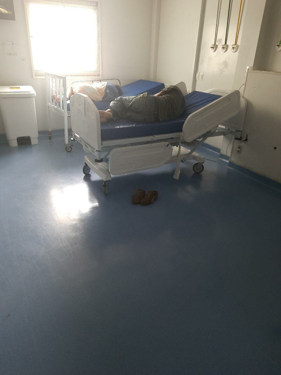 Pacientes internados nas unidades contam com ajuda de familiares para levarem roupas de cama