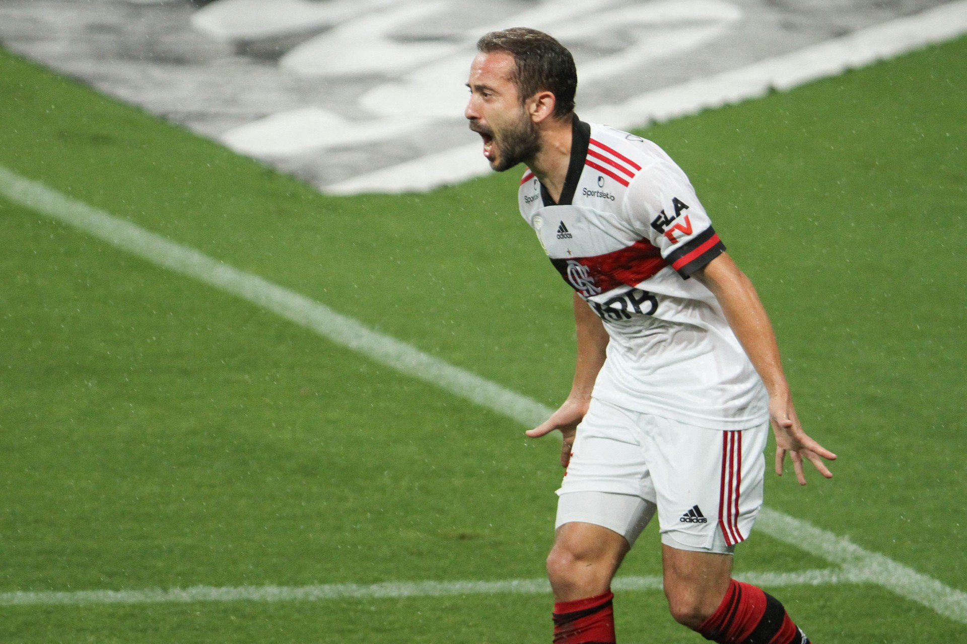 Everton Ribeiro vence disputa de gol mais bonito do Brasileirão contra Benítez