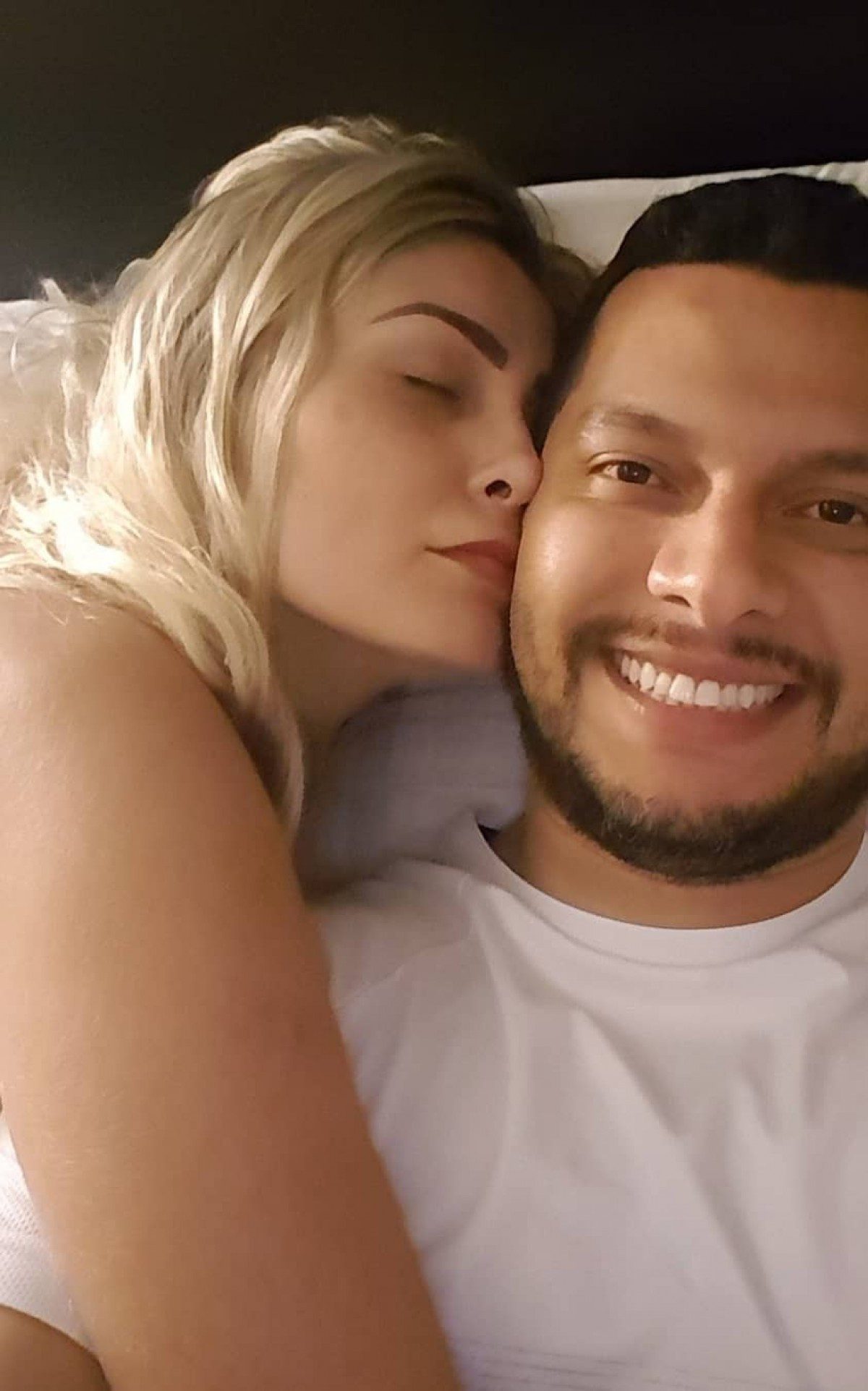 Andressa Urach posa agarradinha com o marido na casa