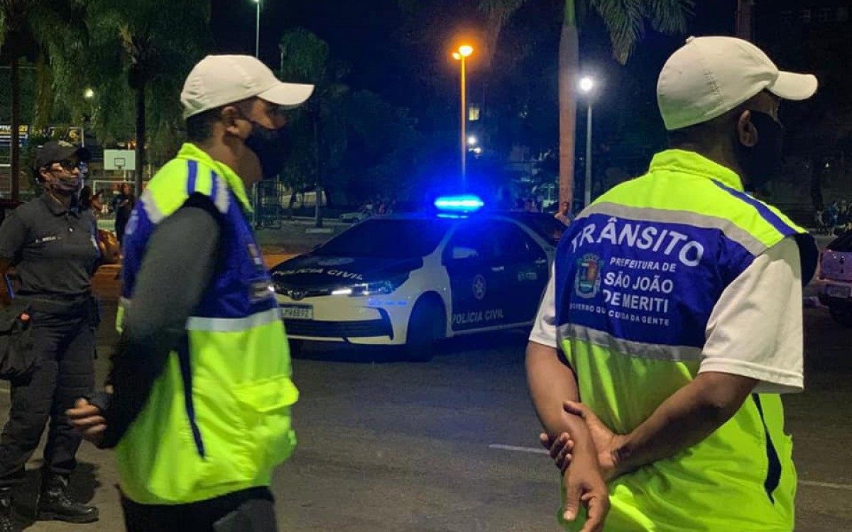 Nesta fase, as equipes contaram com a participação de agentes da Polícia Civil e de funcionários da concessionária de energia Light