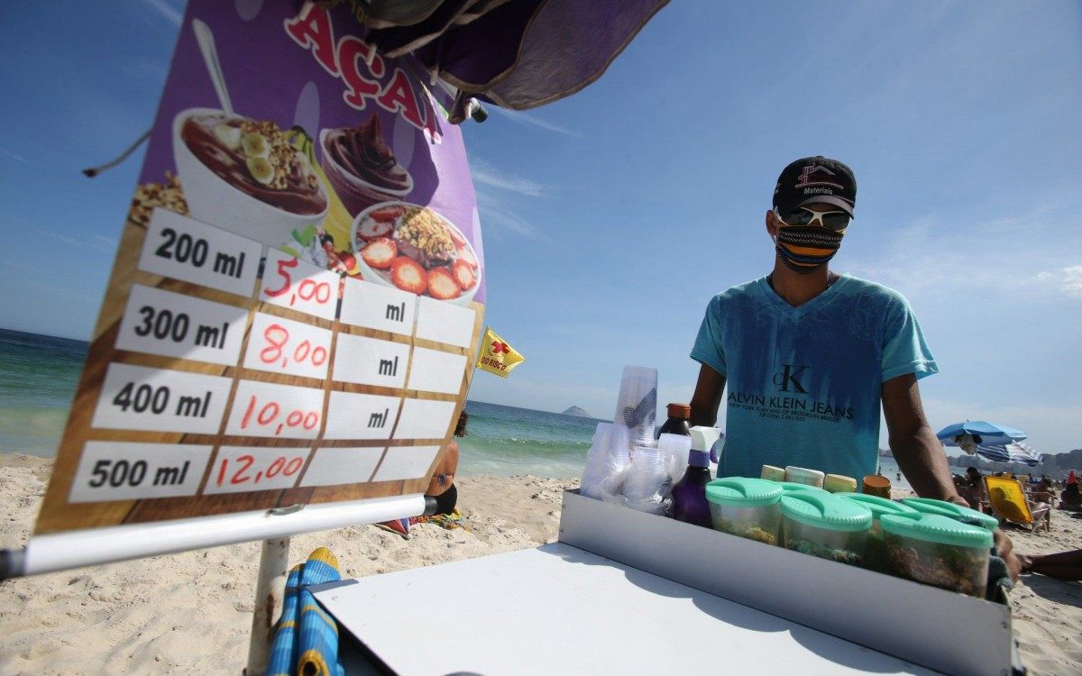 Marcos Nascimento Souza e sua barraca de a&ccedil;a&iacute;, na praia do Leme, na Zona Sul do Rio