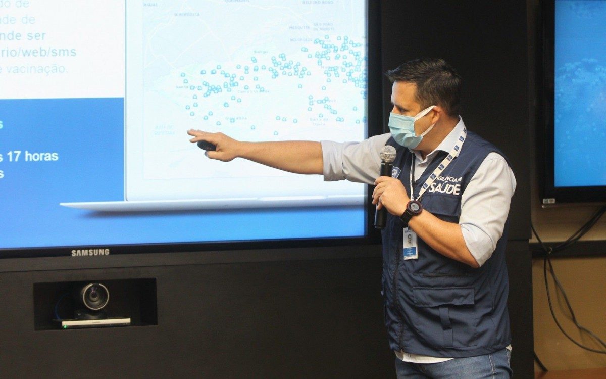 Coletiva com o Prefeito Eduardo Paes no Centro de Controle da Cidade Nova. Na foto, 0 Sub. Secretário de Vigilância em Saúde, Marcio Garcia.