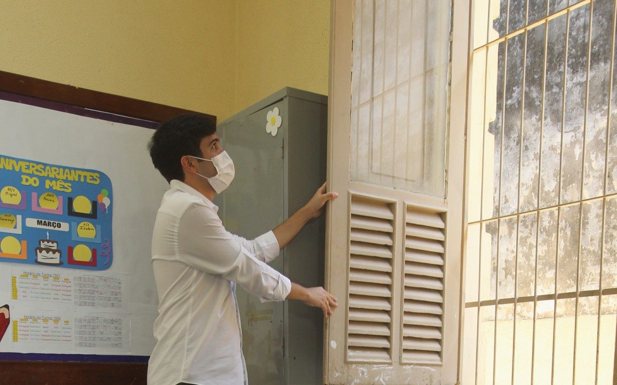O secret&aacute;rio municipal de Educa&ccedil;&atilde;o, Renan Ferreirinha, demonstrou na Escola Municipal Pereira Passos, no Rio Comprido, os protocolos sanit&aacute;rios adotados pela SME - Estefan Radovicz / Agencia O Dia