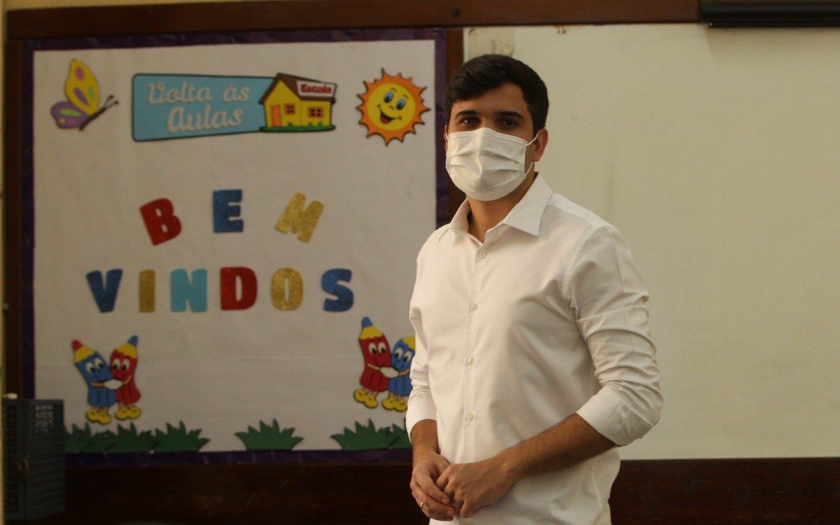 O secret&aacute;rio municipal de Educa&ccedil;&atilde;o, Renan Ferreirinha, vai demonstrou na Escola Municipal Pereira Passos, no Rio Cumprido, os protocolos sanit&aacute;rios adotados pela SME e que v&atilde;o garantir a seguran&ccedil;a de alunos, professores e comunidade escolar para o retorno presencial que est&aacute; marcado para o pr&oacute;ximo dia 24/2.