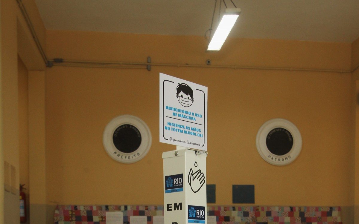O secret&aacute;rio municipal de Educa&ccedil;&atilde;o, Renan Ferreirinha, demonstrou na Escola Municipal Pereira Passos, no Rio Comprido, os protocolos sanit&aacute;rios adotados pela SME - Estefan Radovicz / Agencia O Dia