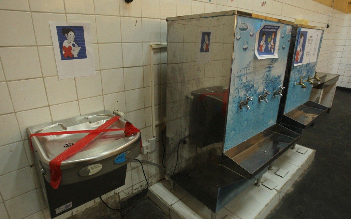 O secret&aacute;rio municipal de Educa&ccedil;&atilde;o, Renan Ferreirinha, demonstrou na Escola Municipal Pereira Passos, no Rio Comprido, os protocolos sanit&aacute;rios adotados pela SME - Estefan Radovicz / Agencia O Dia