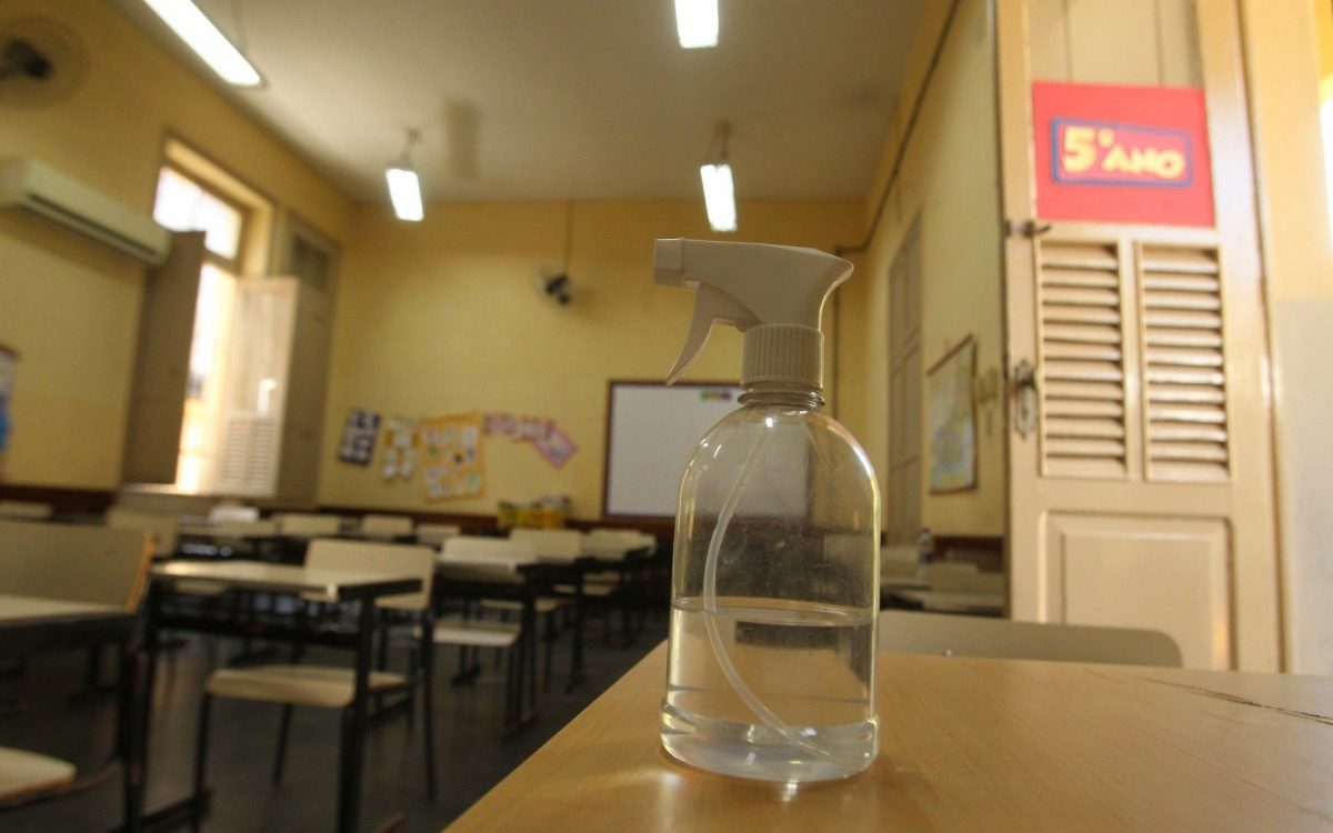 O secret&aacute;rio municipal de Educa&ccedil;&atilde;o, Renan Ferreirinha, demonstrou na Escola Municipal Pereira Passos, no Rio Comprido, os protocolos sanit&aacute;rios adotados pela SME - Estefan Radovicz / Agencia O Dia