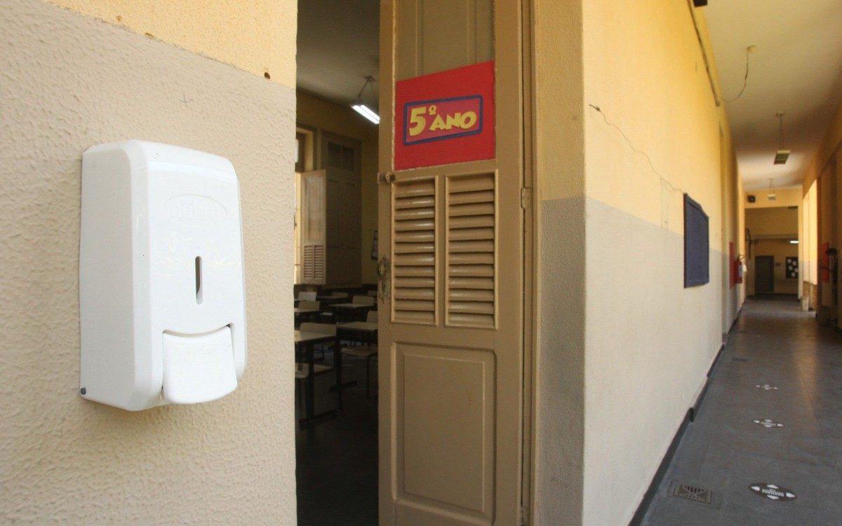 O secret&aacute;rio municipal de Educa&ccedil;&atilde;o, Renan Ferreirinha, demonstrou na Escola Municipal Pereira Passos, no Rio Comprido, os protocolos sanit&aacute;rios adotados pela SME - Estefan Radovicz / Agencia O Dia