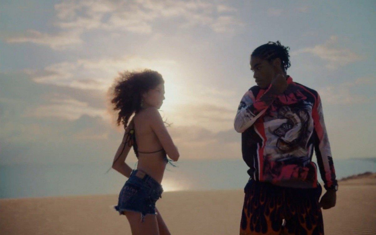 Cena do clipe de 'Baila Conmigo', de Selena Gomez