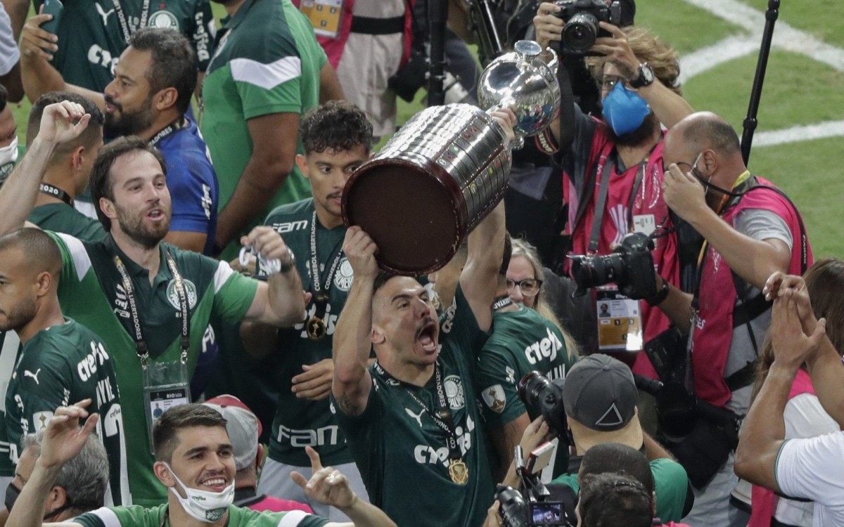 Players of Palmeiras celebrate with the trophy after winning the Copa Libertadores football tournament by defeating Santos in the all-Brazilian final match at Maracana Stadium in Rio de Janeiro, Brazil, on January 30, 2021. (Photo by Silvia Izquierdo / POOL / AFP)