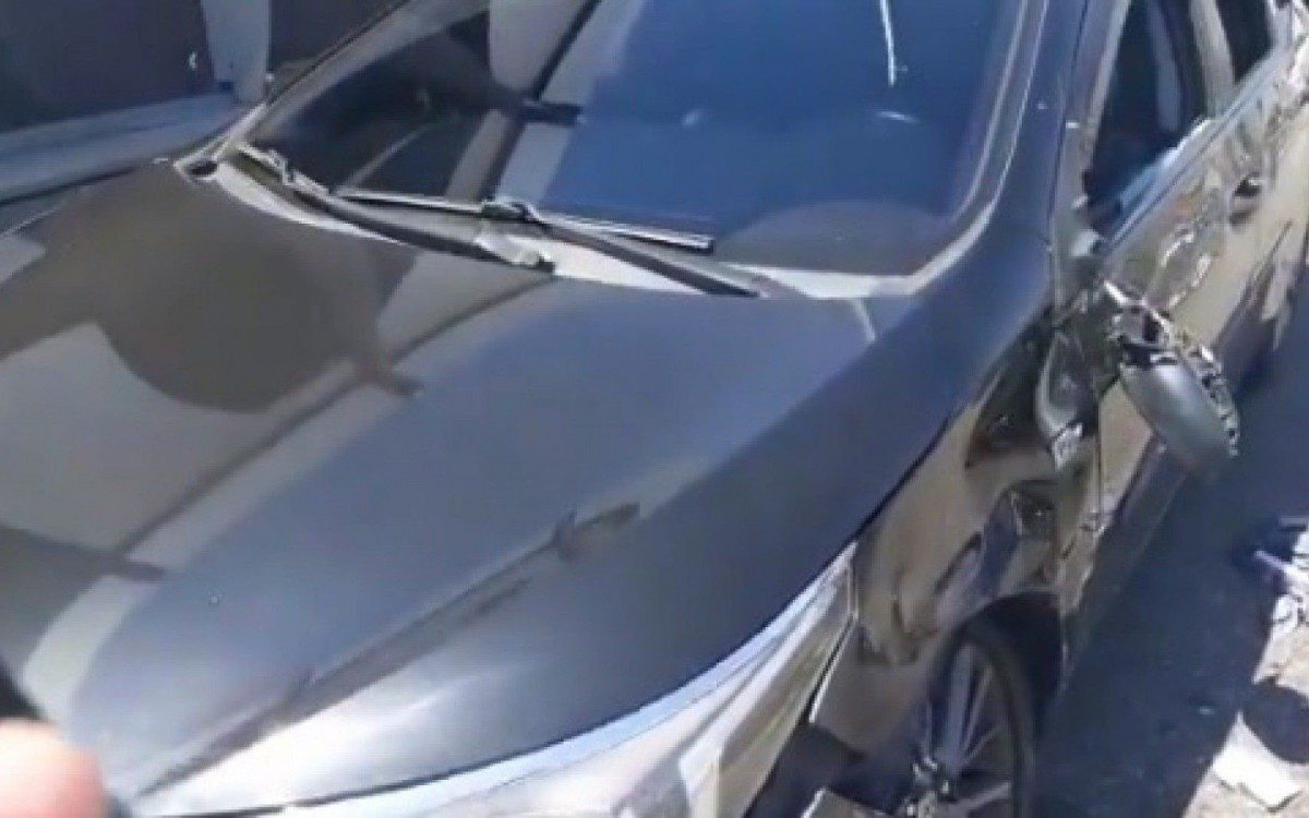 O veículo em que a vítima estava ficou parcialmente destruído após ser atingido pelo carro dos criminosos - Reprodução