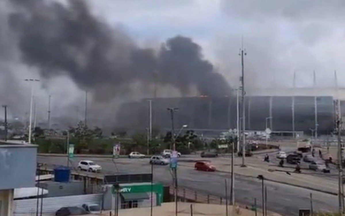 Incêndio toma cabine de rádio do Castelão  - Reprodução