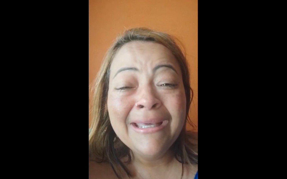 Mãe chora após desabafo pedindo para que bandidos entreguem o corpo do filho, Carlos Gabriel - Reprodução