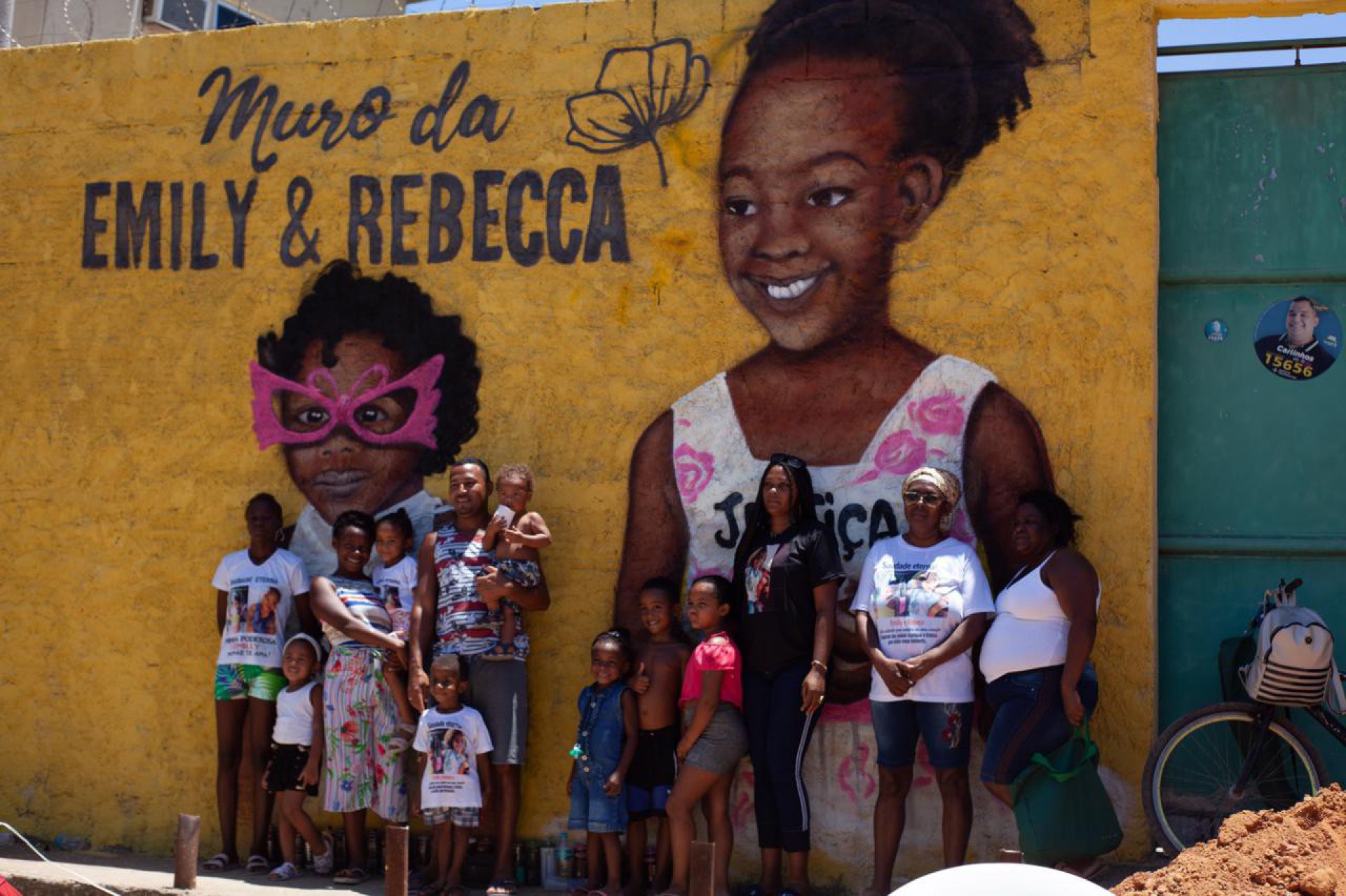 Moradores homenageiam as primas Emily e Rebeca com um muro grafitado com o rosto delas. As meninas foram assassinadas na porta de casa em dezembro de 2020 - Divulgação/ Carol Brandão (Voz da Baixada)