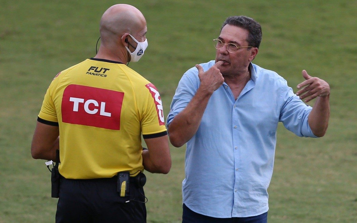 Vanderlei Luxemburgo conversa com integrante da equipe de arbitragem: 'Dois pesos e duas medidas' - Daniel Castelo Branco