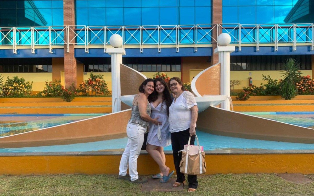 Trilhando uma trajetória de desafios, mas com determinação e fé, Ana Luiza com a mãe e a avó, dona Margarida, no dia do pagamento da matrícula do curso de Medicina, em Itaperuna. 