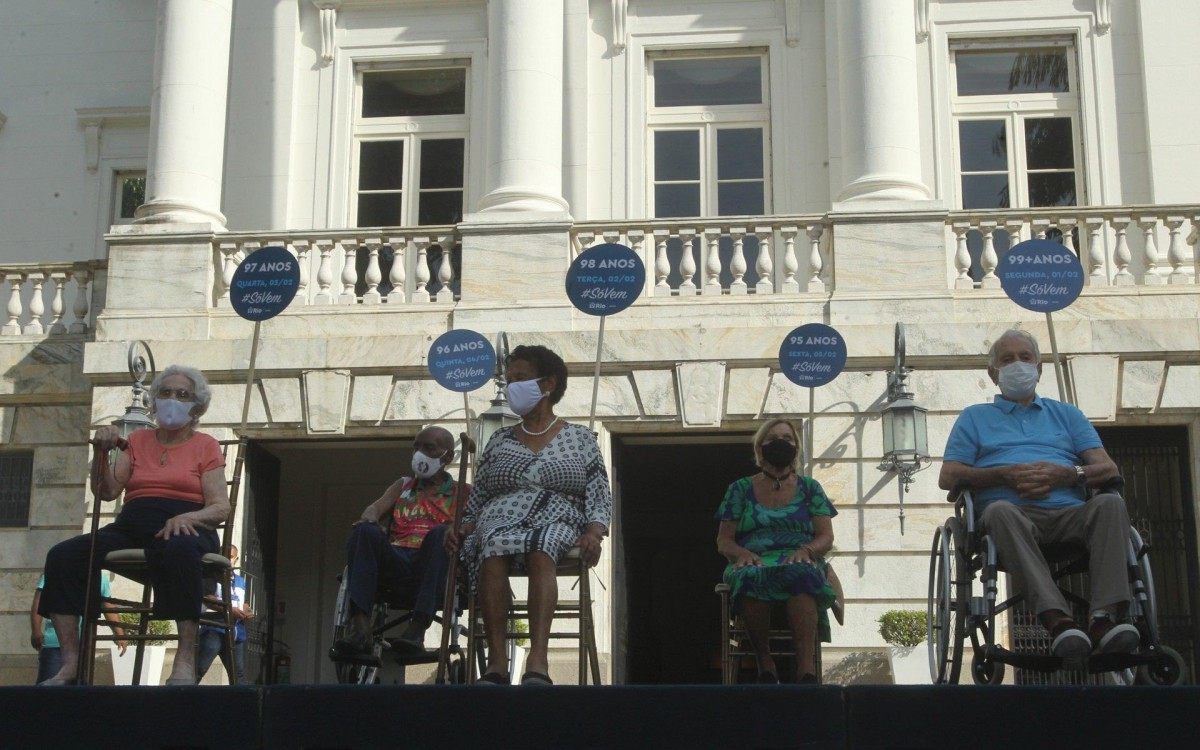 Prefeitura começa a vacinação de idosos em cerimônia especial no Palácio da Cidade.  - Estefan Radovicz / Agencia O Dia