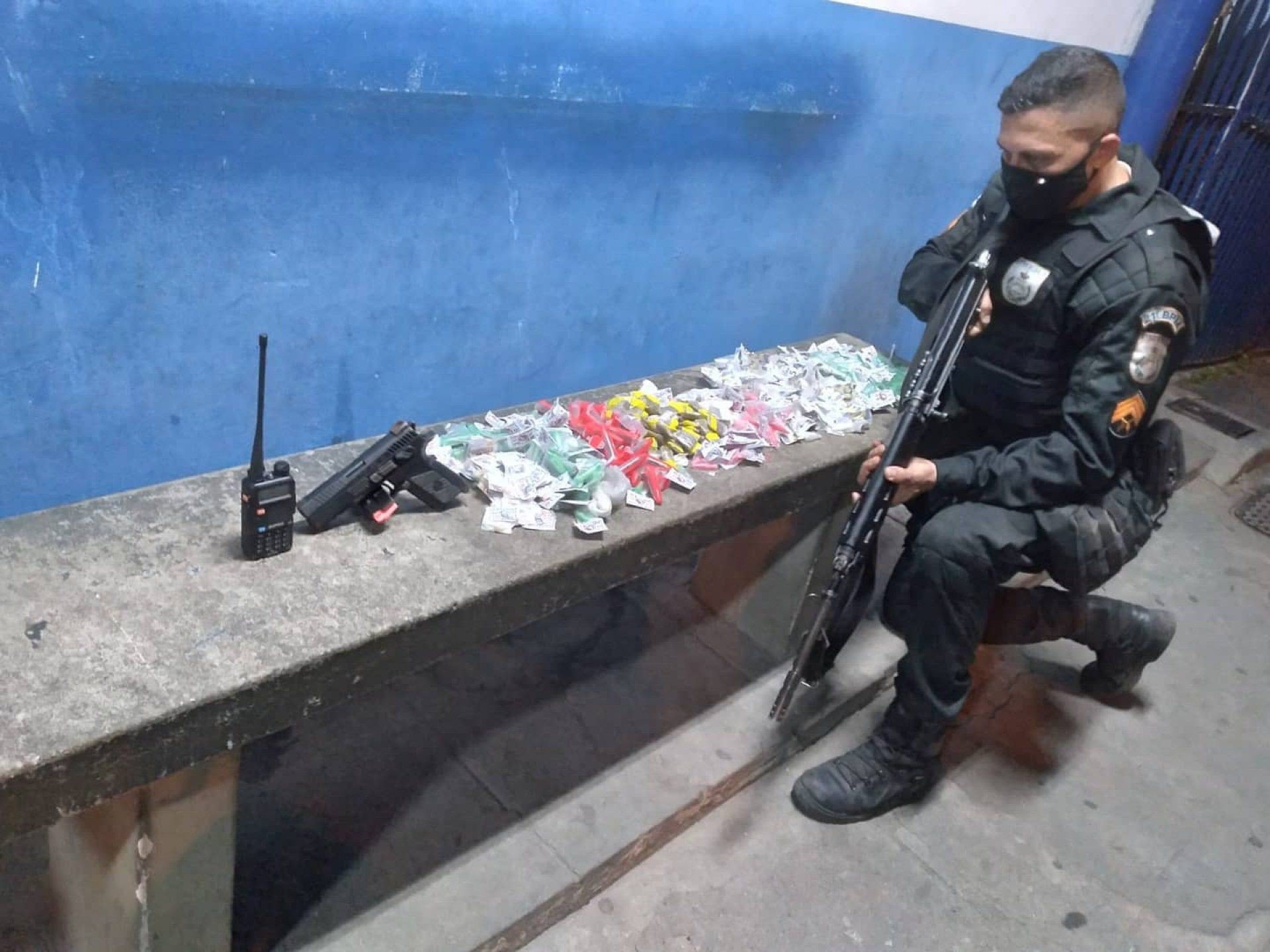 Homem morre e outro é preso após confronto com a PM em Meriti