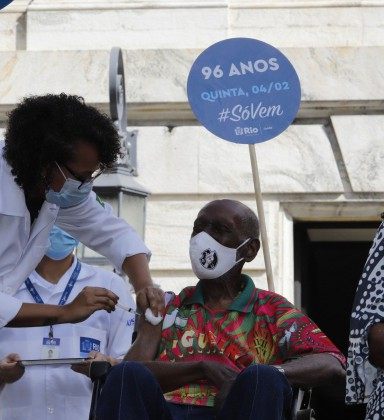 Compositor mangueirense Nelson Sargento, de 96 anos, tamb&eacute;m foi imunizado - Divulga&ccedil;&atilde;o/Prefeitura do Rio