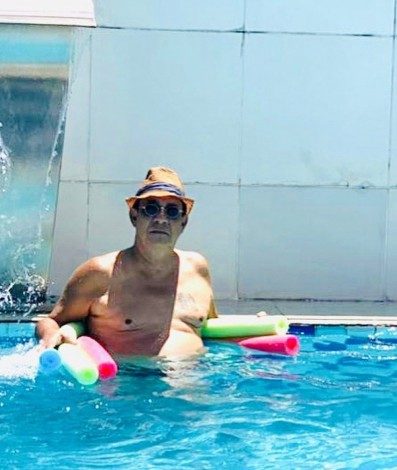 Zeca Padoginho curte piscina em Xerém - Reprodução