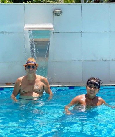 Zeca Padoginho curte piscina em Xerém - Reprodução