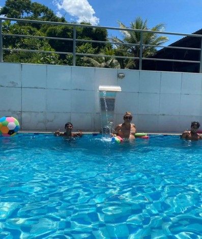 Zeca Padoginho curte piscina em Xerém - Reprodução