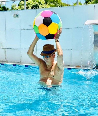 Zeca Padoginho curte piscina em Xerém - Reprodução