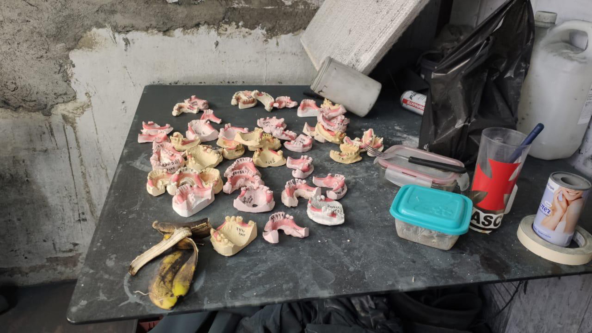 Pol&iacute;cia interdita laborat&oacute;rio que vendia pr&oacute;teses dent&aacute;rias adquiridas em cemit&eacute;rios clandestinos