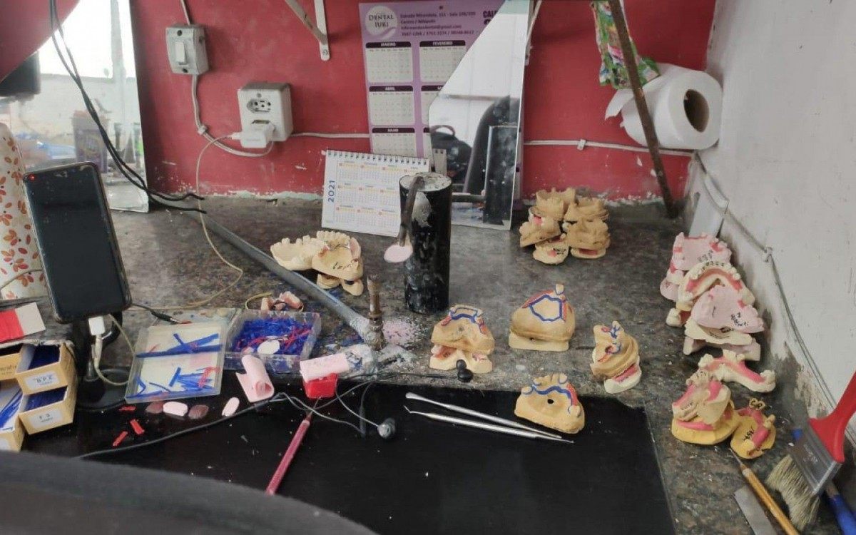 Polícia interdita laboratório que recebia próteses de cemitérios clandestinos
