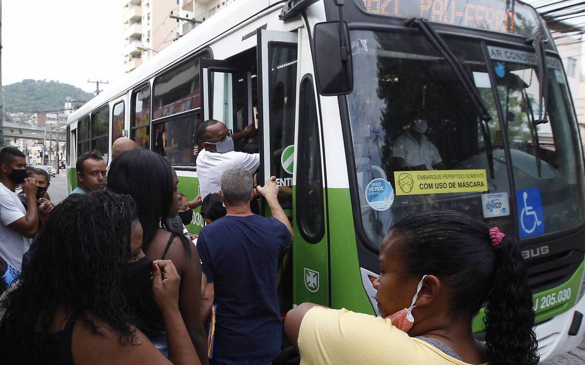 Aglomera&ccedil;&otilde;es para subir nos &ocirc;nibus, por causa da falta do BRT