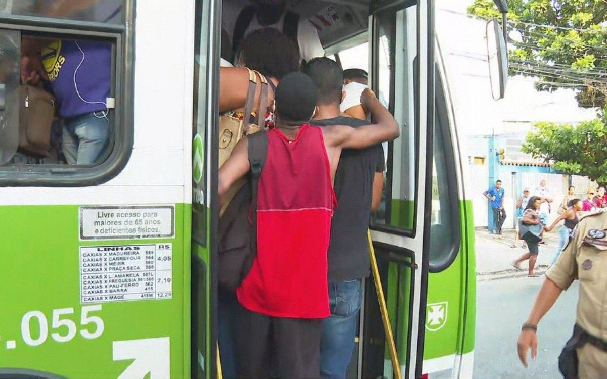 Ônibus com lotação máxima no bairro de Madureira, na Zona Norte do Rio - Reprodução/TV Globo