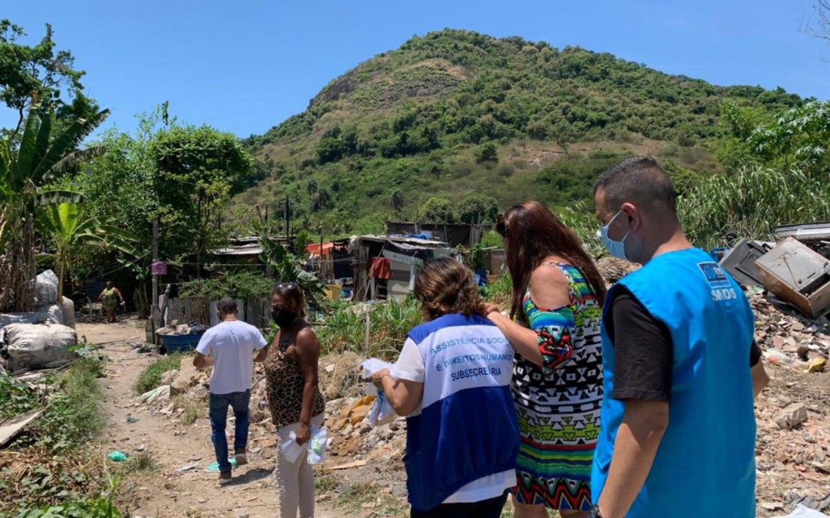 Membros do projeto Resenha Contra Covid-19 em Vargem Pequena: distribuição de máscaras, de álcool em gel e orientação aos moradores - Divulgação/Prefeitura do Rio