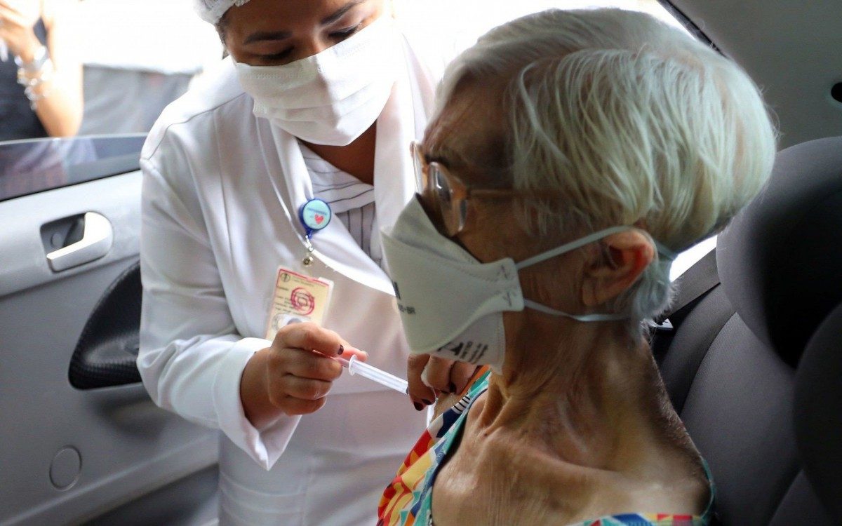Idosa &eacute; vacinada em carro durante campanha promovida pela Uerj