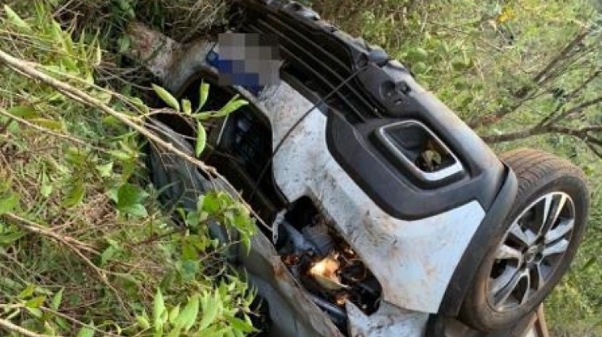 Mulher morre ap&oacute;s cair de altura de 50 metros com carro