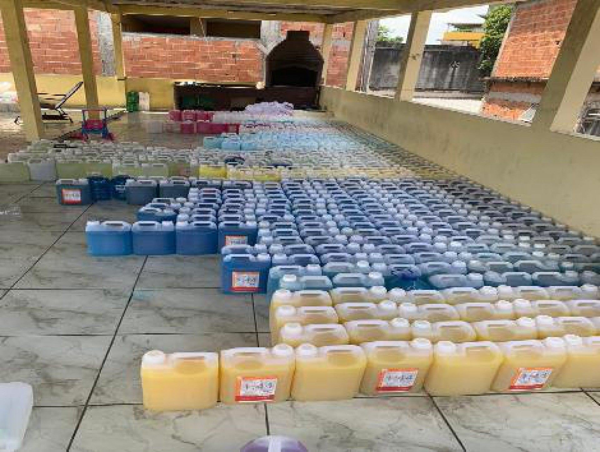 Polícia interdita fábrica clandestina de produtos de limpeza em Meriti