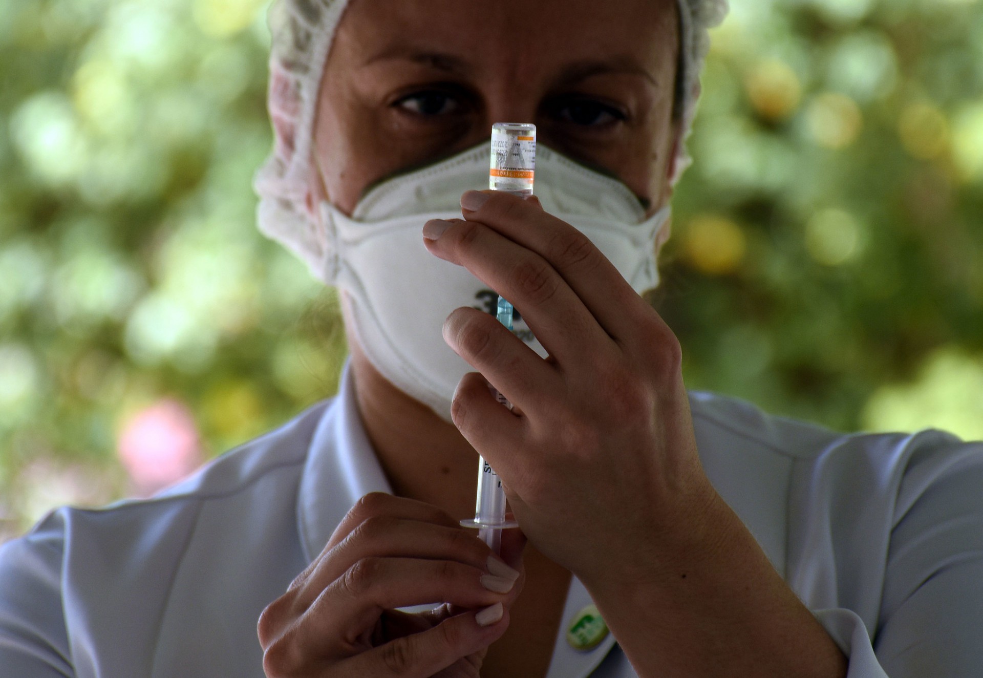 Profissional inserindo o imunizante na seringa - Carlos Magno