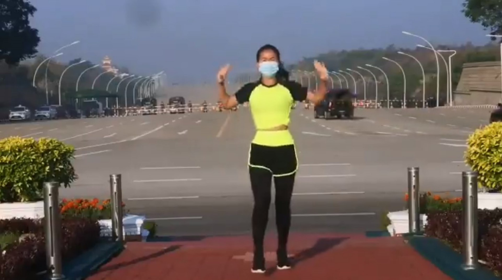 Mulher pratica atividade física enquanto Mianmar sofre golpe de Estado