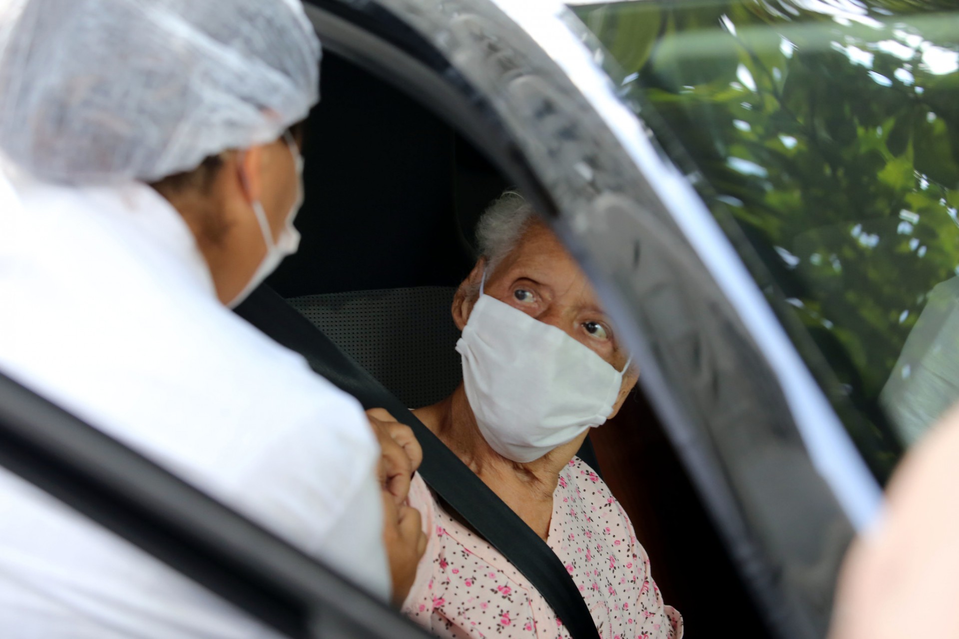 Idosa sendo vacinada dentro do carro - Carlos Magno