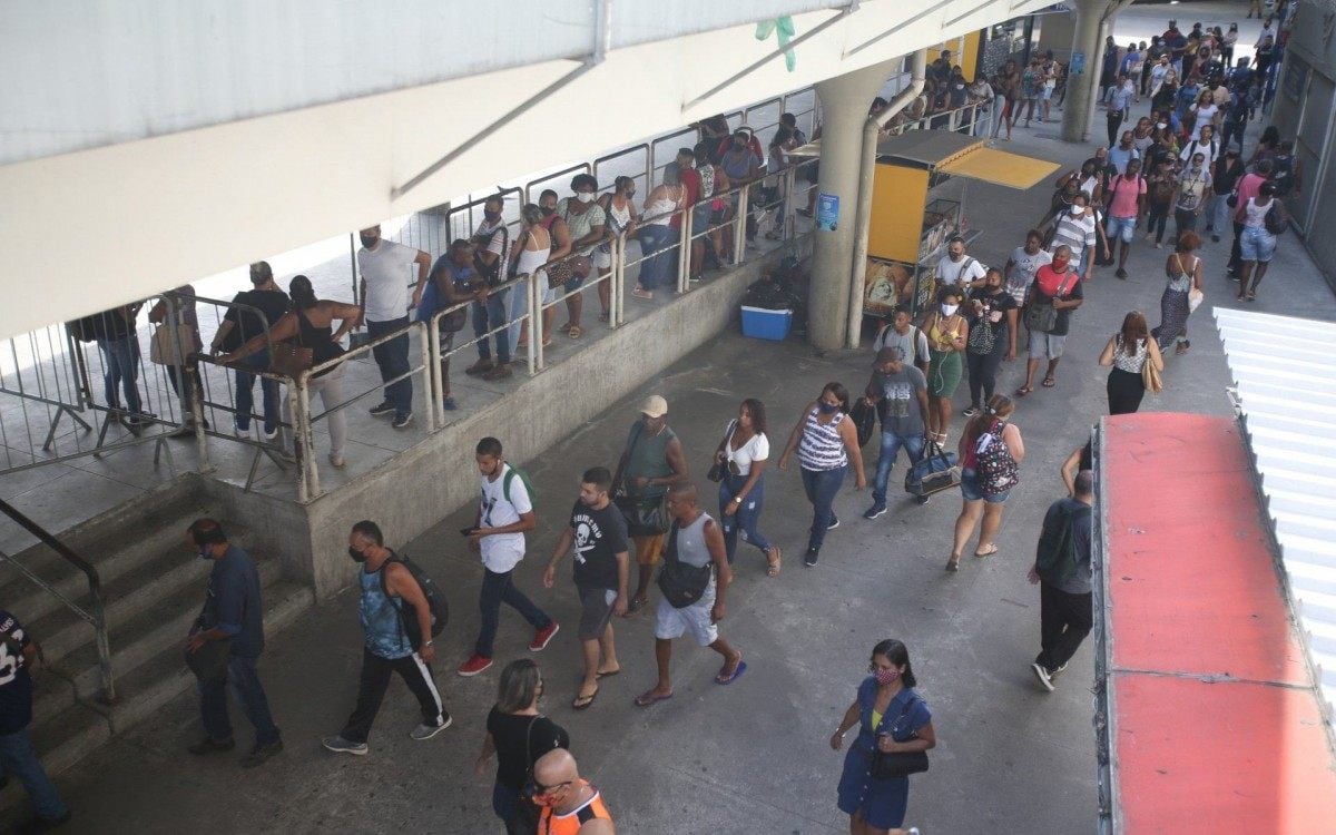 Movimentação de passagueiros no BRT de Madureira após a paralização no dia anterior. - Daniel Castelo Branco
