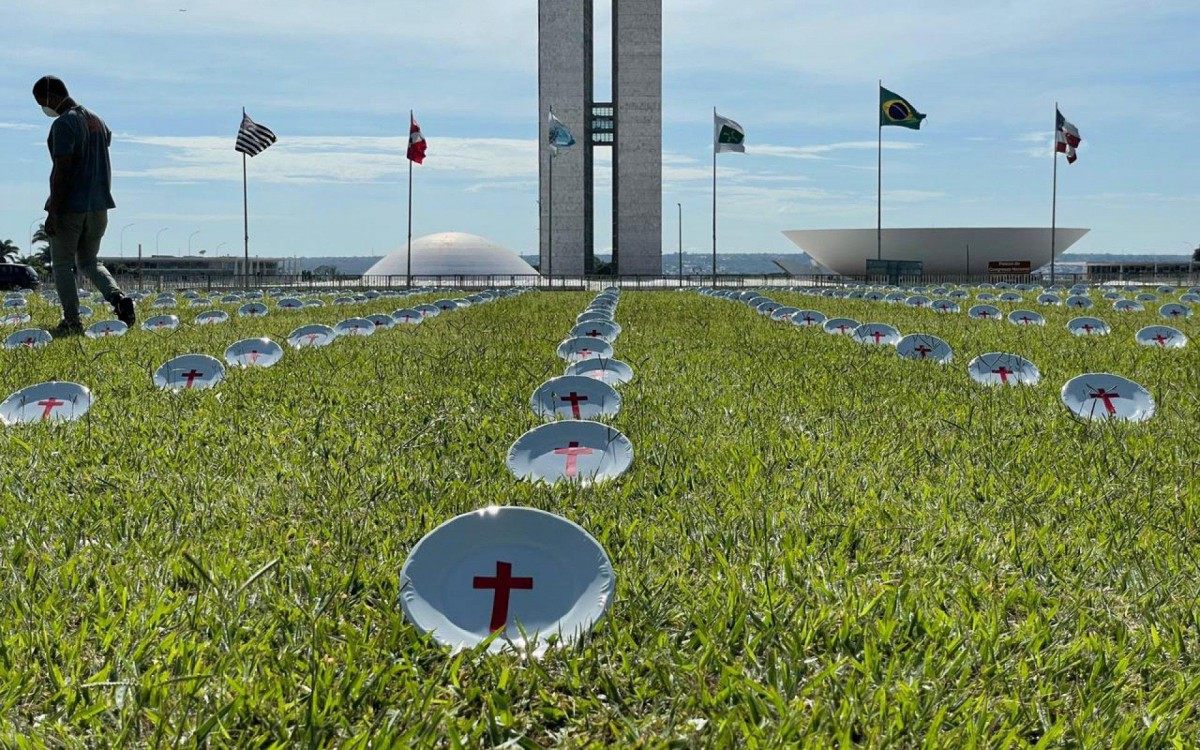 Na manifestação da ONG Rio de Paz pedindo o retorno do auxílio emergencial, os pratos e as cruzes representam a fome - Divulgação/Rio de Paz