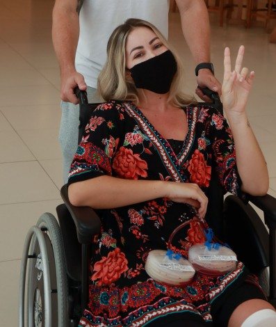 Carol Narizinho deixa hospital após passar por lipoaspiração e preenchimento no bumbum - Ag. News