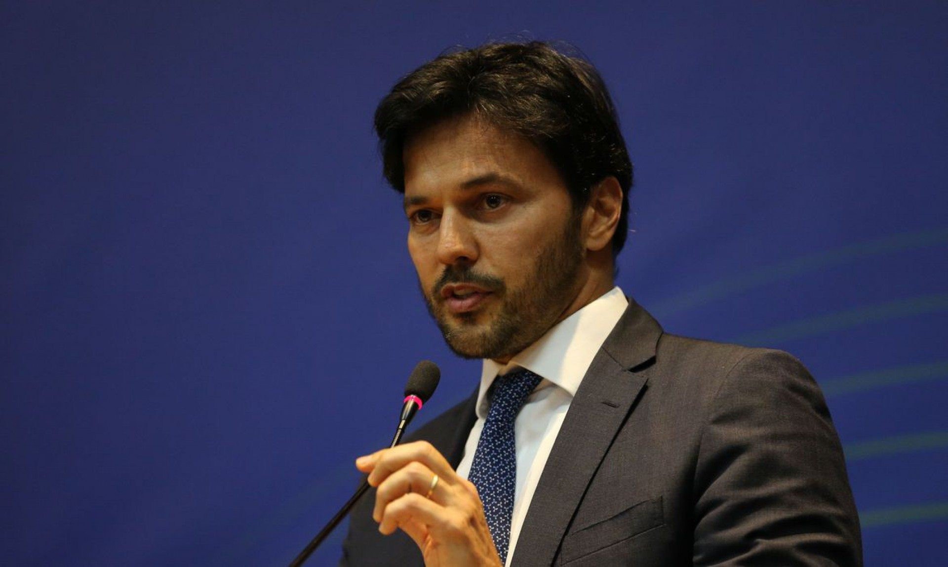 Ministro das Comunica&ccedil;&otilde;es pressiona por privatiza&ccedil;&atilde;o dos Correios durante pronunciamento