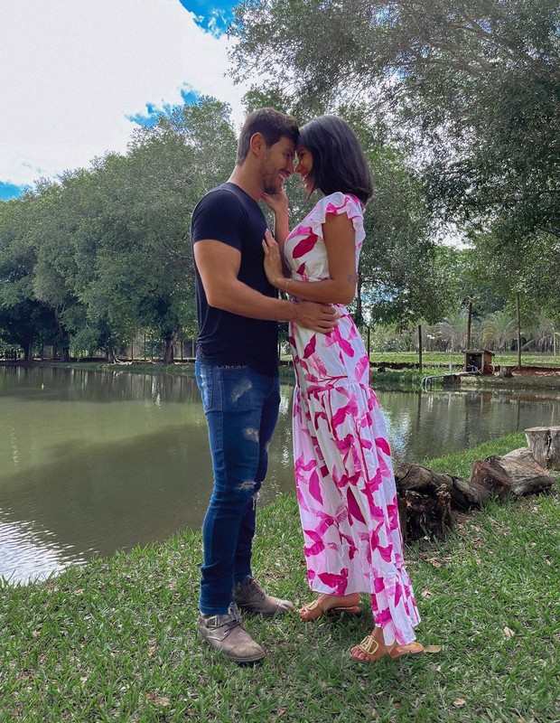 Mariano e Jakelyne completam um m&ecirc;s de namoro - Reprodu&ccedil;&atilde;o Internet