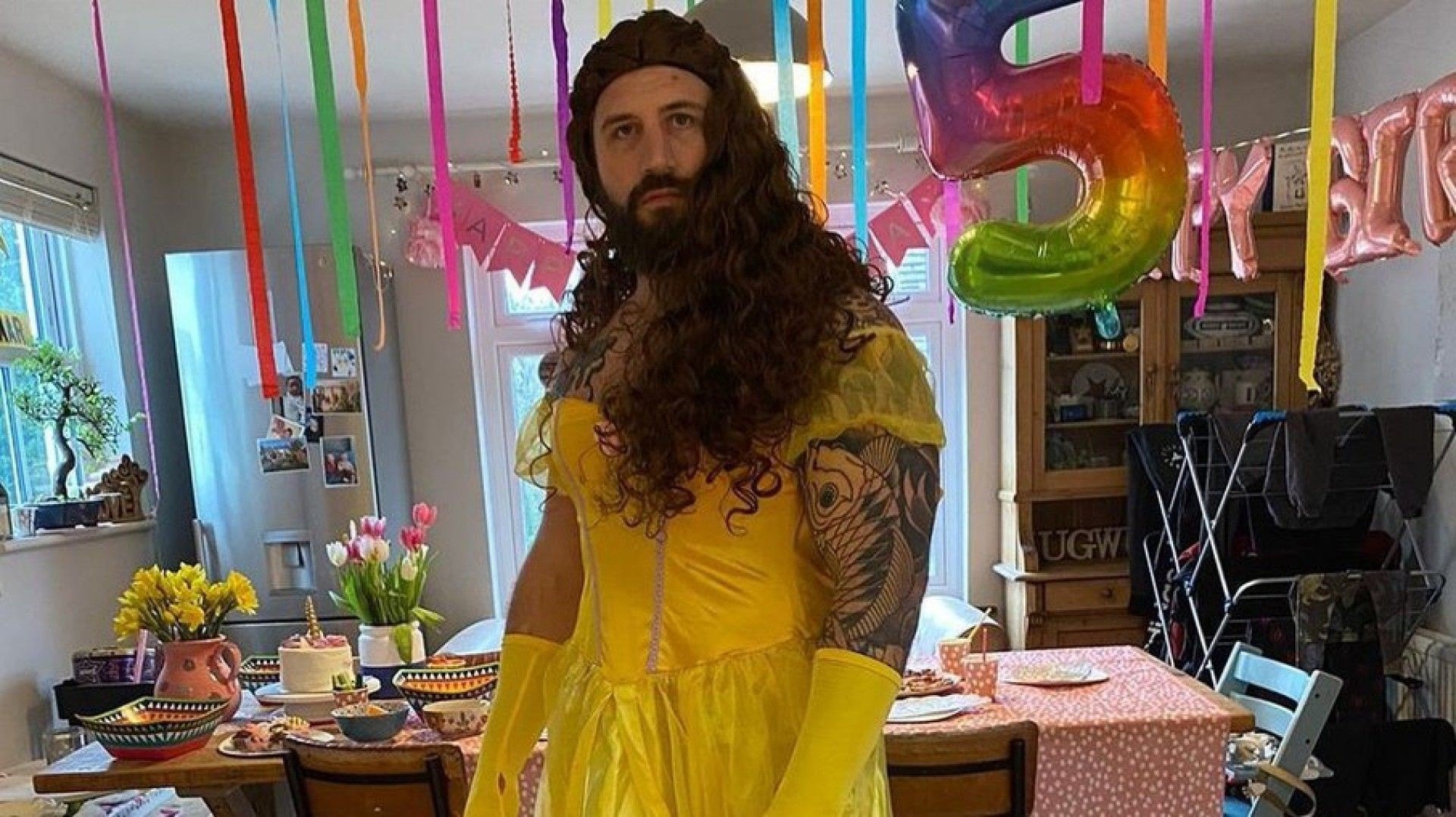 Jogador suspenso por pegar no pênis de adversário bomba na web ao se vestir de princesa