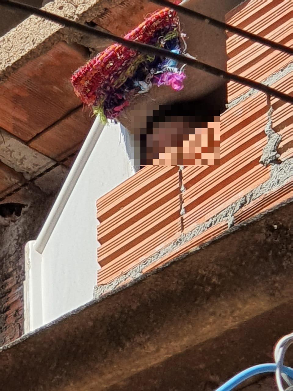 A crian&ccedil;a foi encontrada acorrentada e dentro de um barril