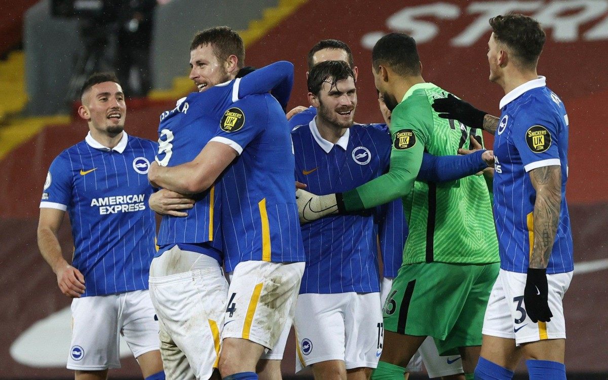 Sem Alisson, Liverpool perde do Brighton e volta a tropeçar em casa no