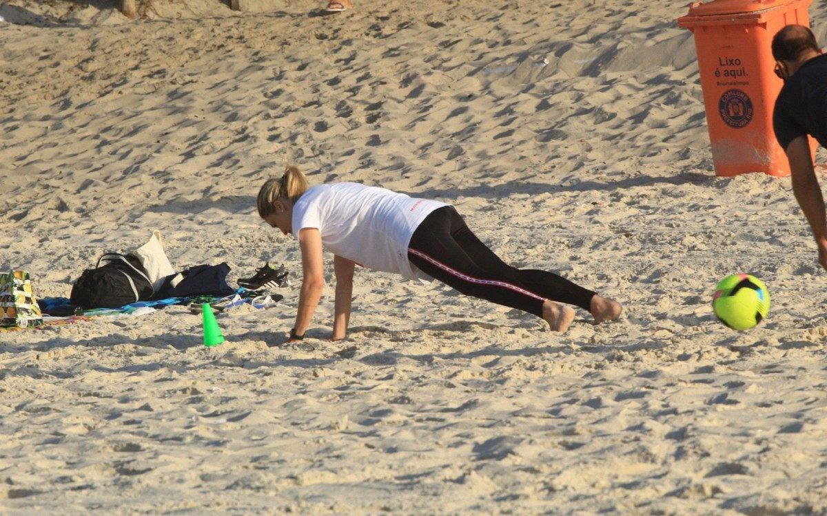 Fernanda Gentil faz treino funcional na Praia da Barra da Tijuca, na manhã desta quarta-feira